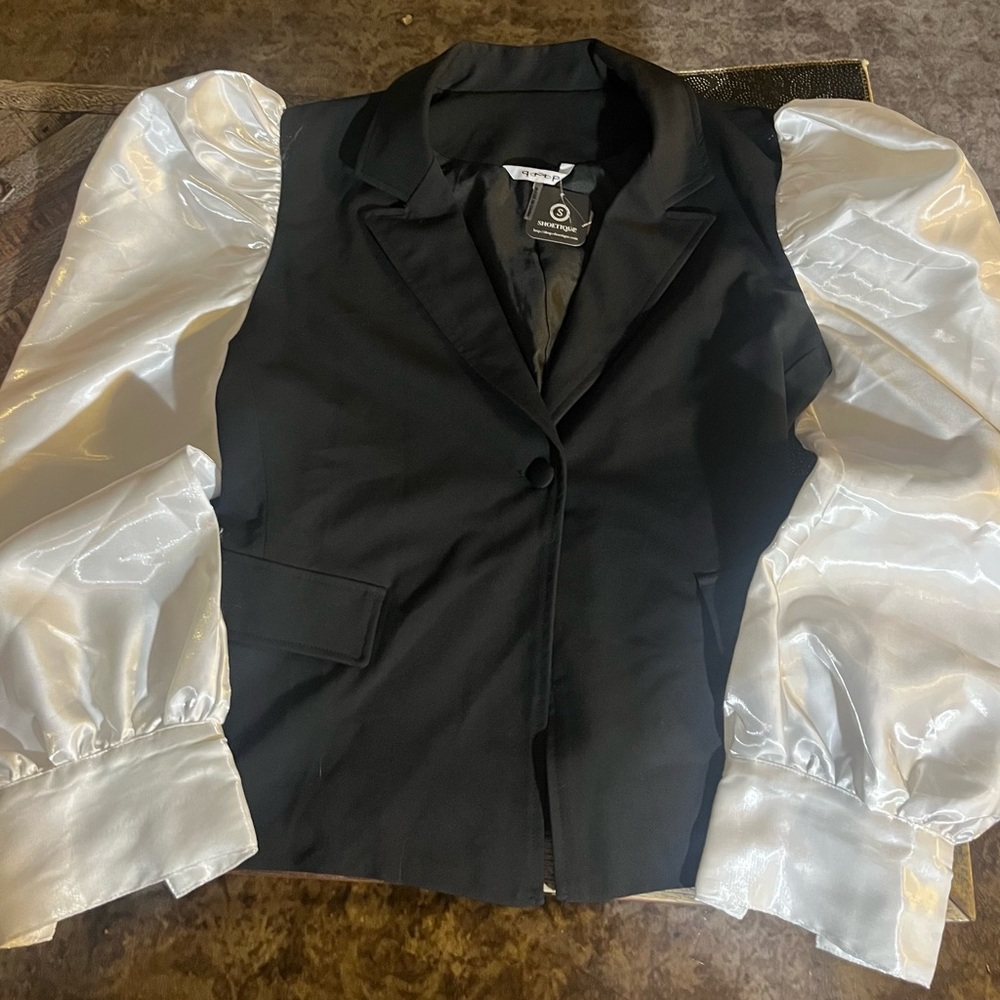 Chic Black and White Women's Blazer with Puff Sleeves